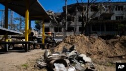 Уламки російської ракети зібрані біля пошкодженої будівлі теплоелектростанції ДТЕК після російської атаки в Україні, 2 травня 2024 року. Фото ілюстративне