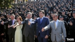 (Зліва направо) Міністр внутрішніх справ України Арсен Аваков, його перший заступник Ека Згуладзе, президент України Петро Порошенко та голова Одеської облдержадміністрації Міхеїл Саакашвілі під час церемонії складання присяги нової патрульної поліції. Одеса, 25 серпня 2015 року