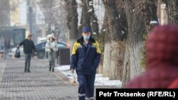 Прохожие на улице в Алматы, декабрь 2020 года.