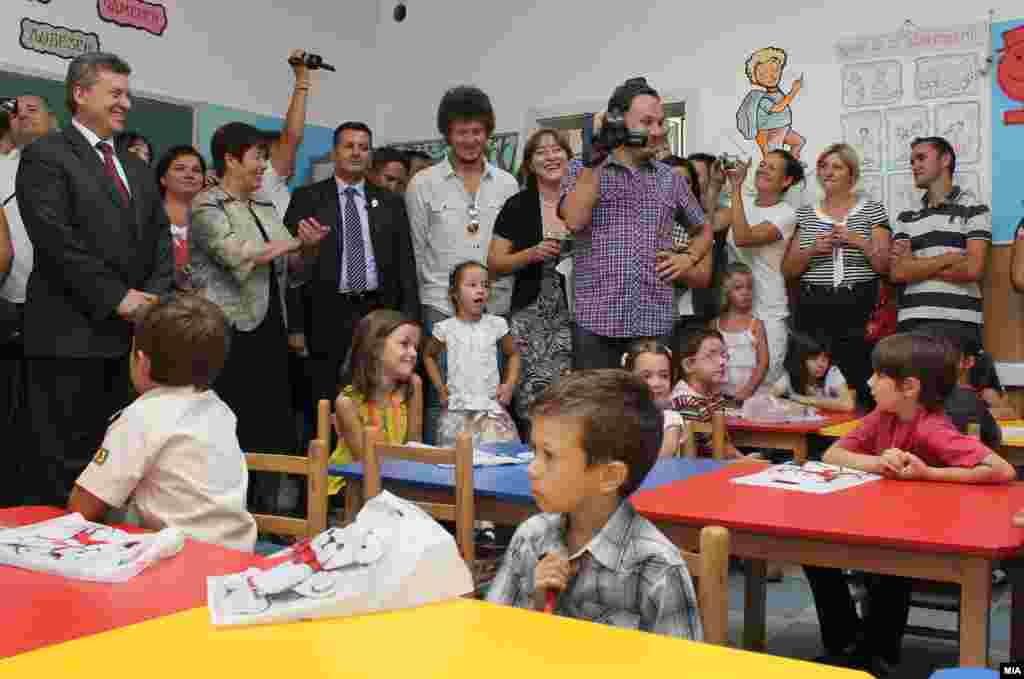Makedonija - Predsjednik Gjorge Ivanov posjetio djecu u novoj školi na početku školske godine,Skopje, 01.09.2011.