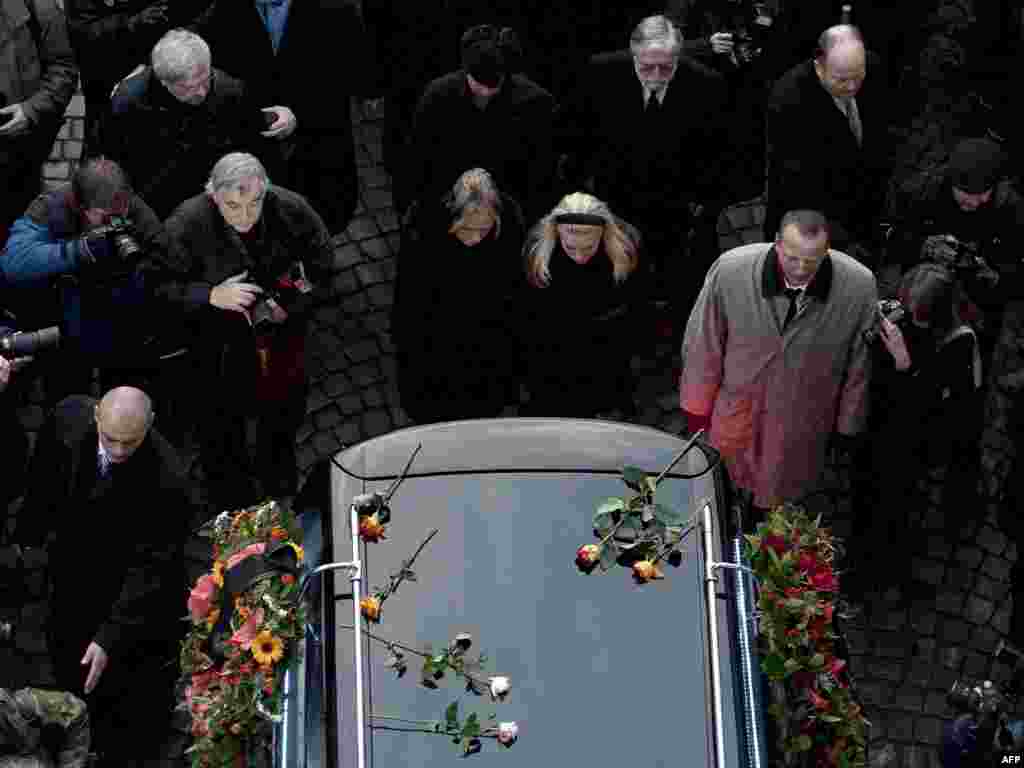 Posmrtni ostaci Vaclava Havela preveženi su iz bivše crkve sveta Ana na Hradčane, Prag, 21.12.2011. Foto: AFP / Robert Michael