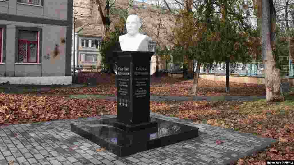 Поблизу сільського клубу встановлений бюст уродженцю села, повному кавалеру ордена Слави, кавалеру ордена Червоної Зірки і медалі «За відвагу» Сеїт-Небі Абудураманову. Після закінчення Другої світової війни Абудураманов вирушив до депортованих родичів-кримських татар в Узбекистан