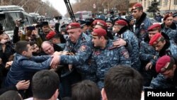 Ոստիկանները դուրս են բերում ցուցարարներին փողոցի երթևեկելի մասից, Երևան, 14 մարտի, 2019թ.