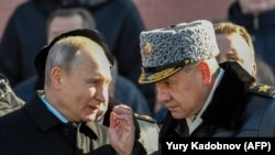 Rusiyanın müdafiə naziri Sergey Şoyqu (sağda) prezident Vladimir Putinə deyib ki, 300 min nəfərin səfərbər edilməsinə dair tapşırıq yerinə yetirilib