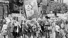 Вашингтон, 16 вересня 1984 року. Цього дня близько 7 тисяч осіб, більшість із яких українці, протестували біля будівлі посольства СРСР проти нищення української культури і русифікації України радянським режимом. Найбільший на фото транспарант вказує на Голодомор 1932–1933 років