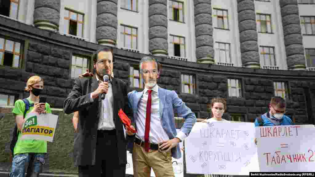 В акції взяли участь активісти, науковці та студенти. Мітингувальники тримали плакати з гаслами проти призначення Шкарлета 