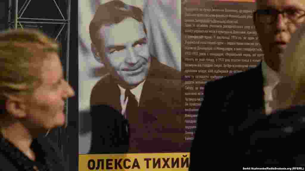 Листопад 2016-го. У Національному музеї «Меморіал жертв Голодомору» презентували проект «Незламні» про 15 історій відомих українців, які пережили Голодомор. «Усі ці люди перейшли через страшні часи, але не зламалися, і саме завдяки їм ми можемо казати, що, попри мільйони вбитих, Голодомор не зламав Україну», – наголошував тоді директор Українського інституту національної пам’яті Володимир В’ятрович. Більше фото – тут. 