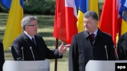 Архівне фото. Президент Польщі Броніслав Коморовський (ліворуч) і президент України Петро Порошенко. Биківня, 9 квітня 2015 року