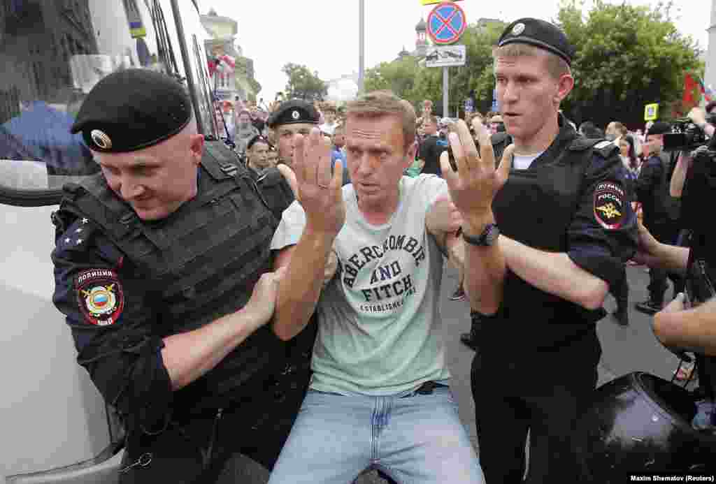 Поліція затримує Навального під час мітингу на підтримку журналіста-розслідувача Івана Голунова, затриманого поліцією за звинуваченням у зберіганні наркотиків, 12 червня 2019 року 