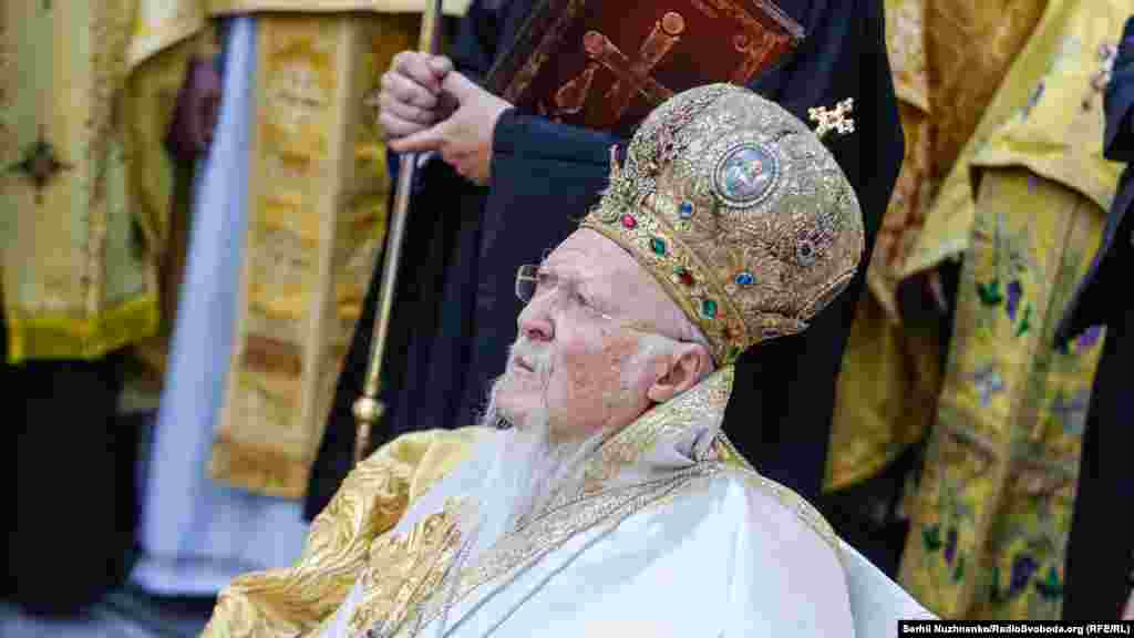 «Блаженнійший Митрополите Київський, владико Епіфаніє, вельми любий у Христі брате. Я ще раз наголошую, що сьогодні Константинопольська Церква-Матір, як і Патріарх, радіє та тішиться поступу та добробуту Православної Церкви України. Не бійтеся проблем та труднощів, оскільки Велика Церква будує на непорушному та непохитному фундаменті «а він є Ісус Христос», – зазначив у своїй проповіді Вселенський патріарх