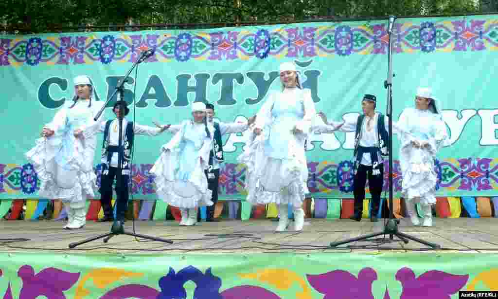 "Умырзая" ансамбле биючеләре