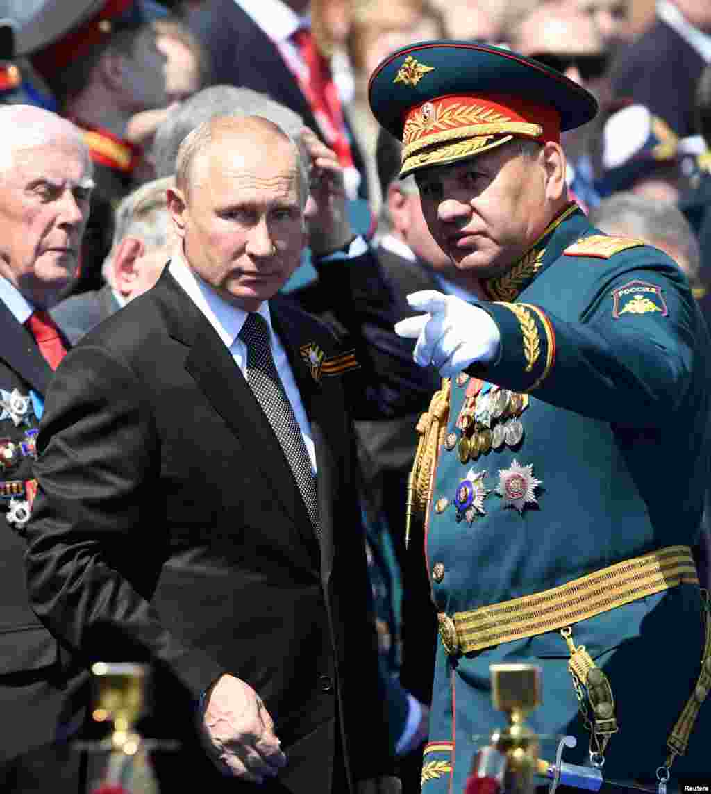 Министр обороны Сергей Шойгу — без маски.