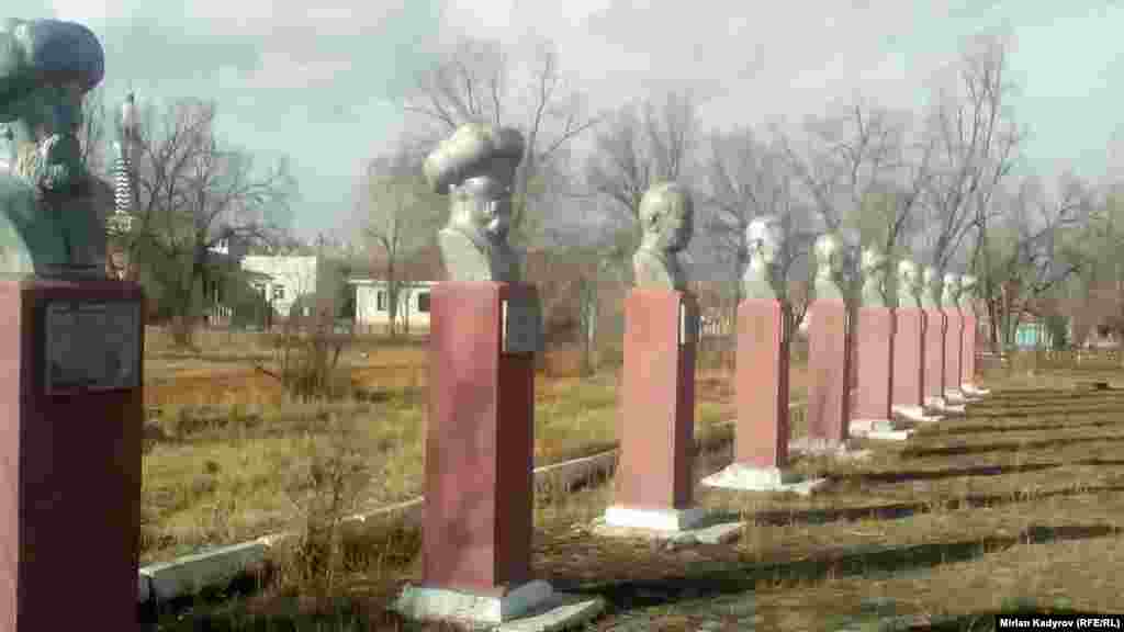 Нарын облусунун Ак Талаа районундагы Баевтов айылында 1941-1945-жылдары Улуу Ата Мекендик согуш учурунда оорукта эмгектенгендердин айкелдери тургузулган. Арасында Социалисттик эмгектин баатыры Корчубек Акназаровдун да айкели бар. 