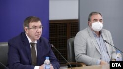  Здравният министър Костадин Ангелов (вляво) и главният държавен здравен инспектор доц. Ангел Кунчев