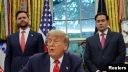 Președintele SUA, Donald Trump, în Biroul Oval, flancat de vicepreședintele JD Vance și secretarul de stat Marco Rubio.