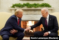 Трамп і Байден тиснуть один одному руки після оголошення результатів виборів, на яких зі значно переважаючим результатом переміг Дональд Трамп. Білий дім, Вашингтон. США. 13 січня 2024 року