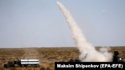 Ресейлік "Панцирь" (оң жақта) артиллериялық зымыран кешені мен С-300 (сол жақта) зениттік зымыран кешені халықаралық әскери жаттығу кезінде. Ресей, Астрахань облысы, 2017 жыл