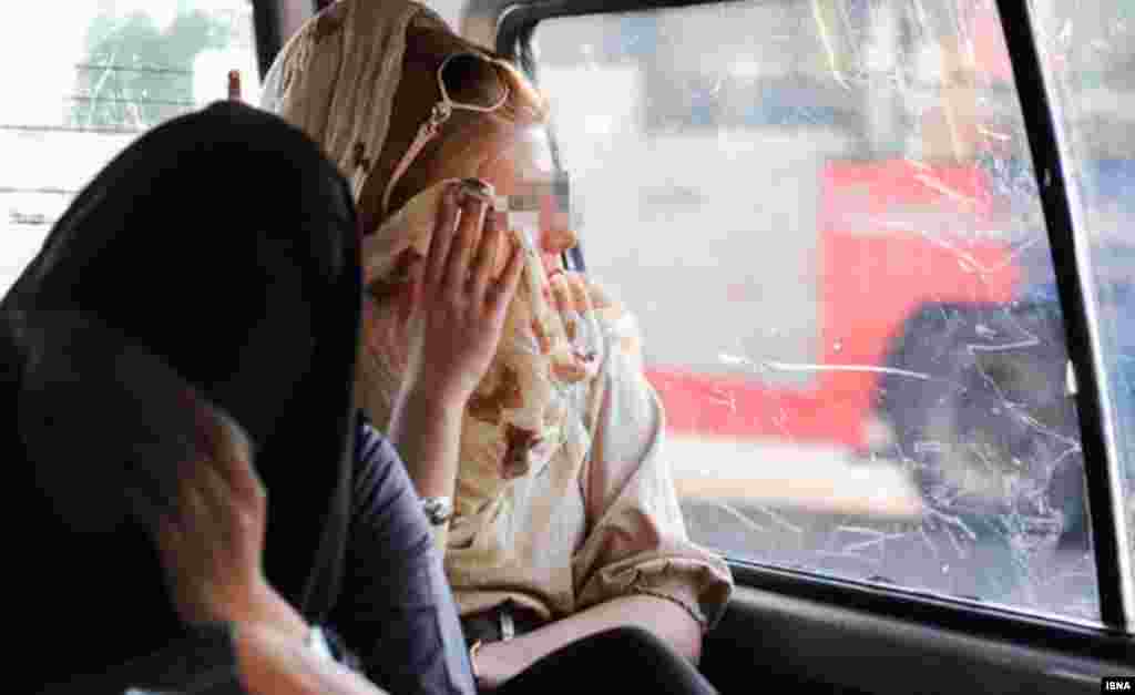 Əxlaq polisinin saxladığı Tehran sakinləri. 