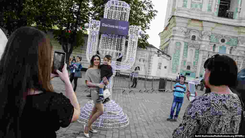 Велика копія кришталевого мікрофона який отримує переможець «Євробачення»