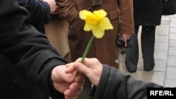 Udruženje građanki "Renesansa" organiziralo je akciju "Narcisom protiv raka dojke", 21. mart 2009. Foto: Midhat Poturović 