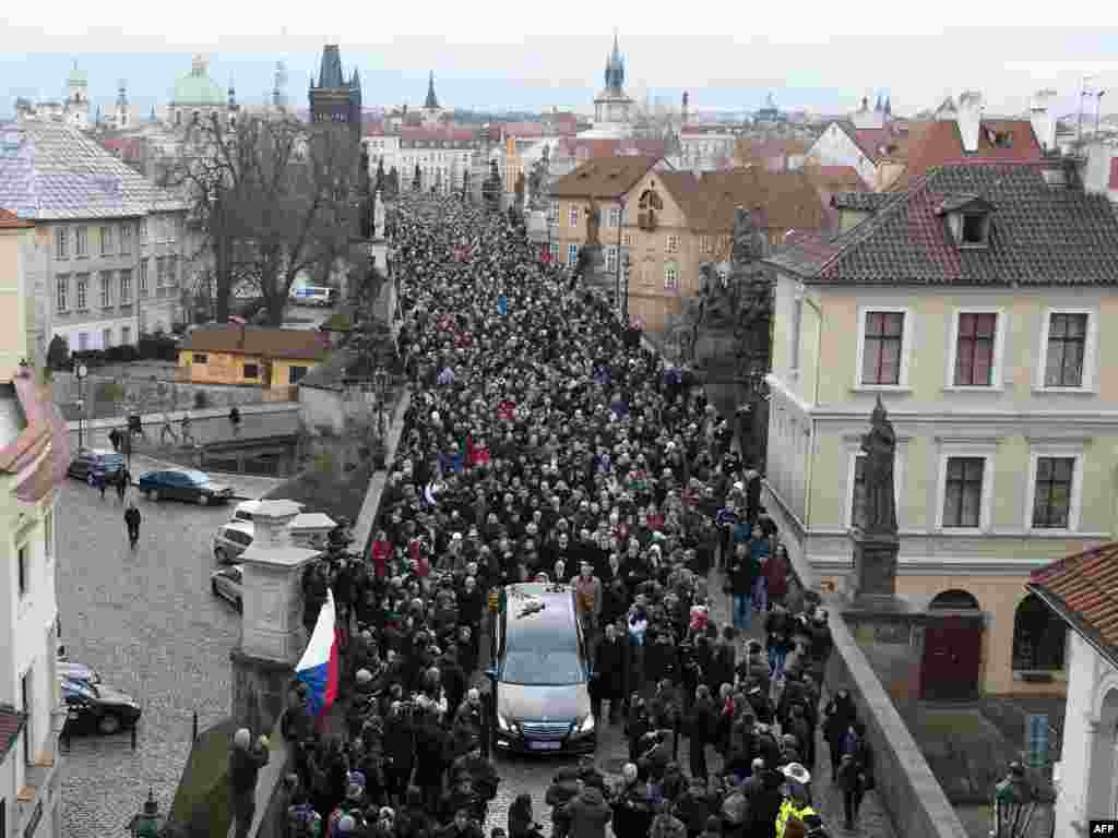 Posmrtni ostaci Vaclava Havela preveženi su iz bivše crkve sveta Ana na Hradčane, Prag, 21.12.2011. Foto: AFP / Robert Michael