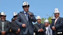 Оппозиция лидерлери Жалал-Абаддагы митингде, 10-апрель, 2012.