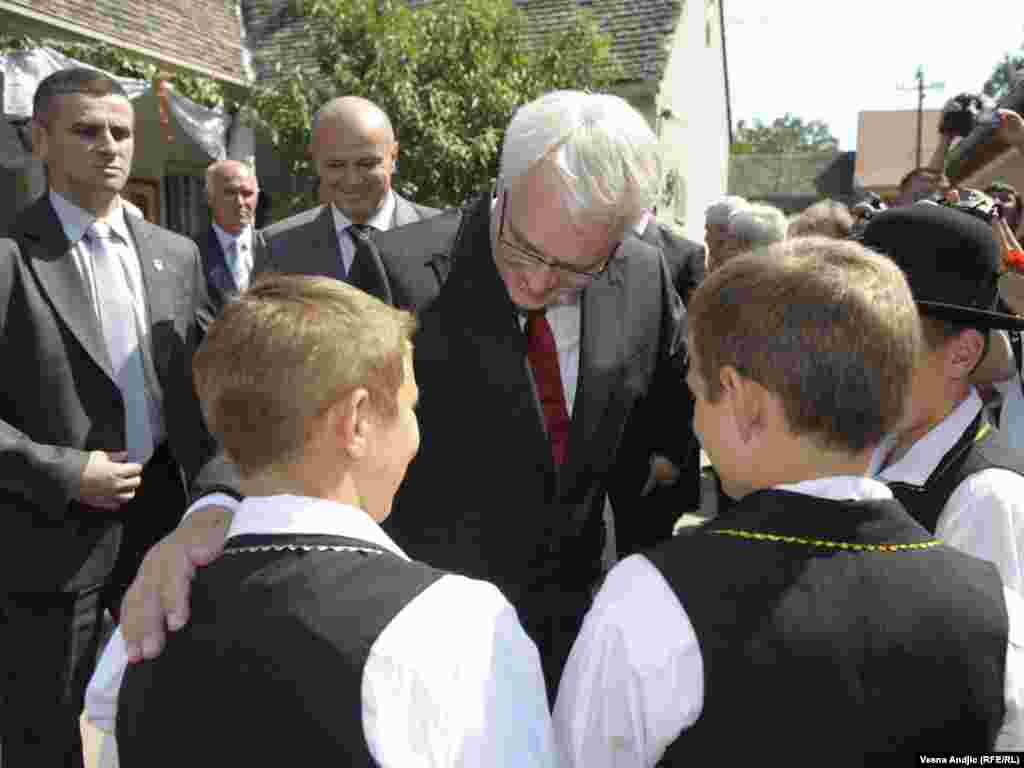 Srbija - Predsjednik Hrvatske Ivo Josipović posjetio je Kukujevce, Vojvodina, 01.09.2011.