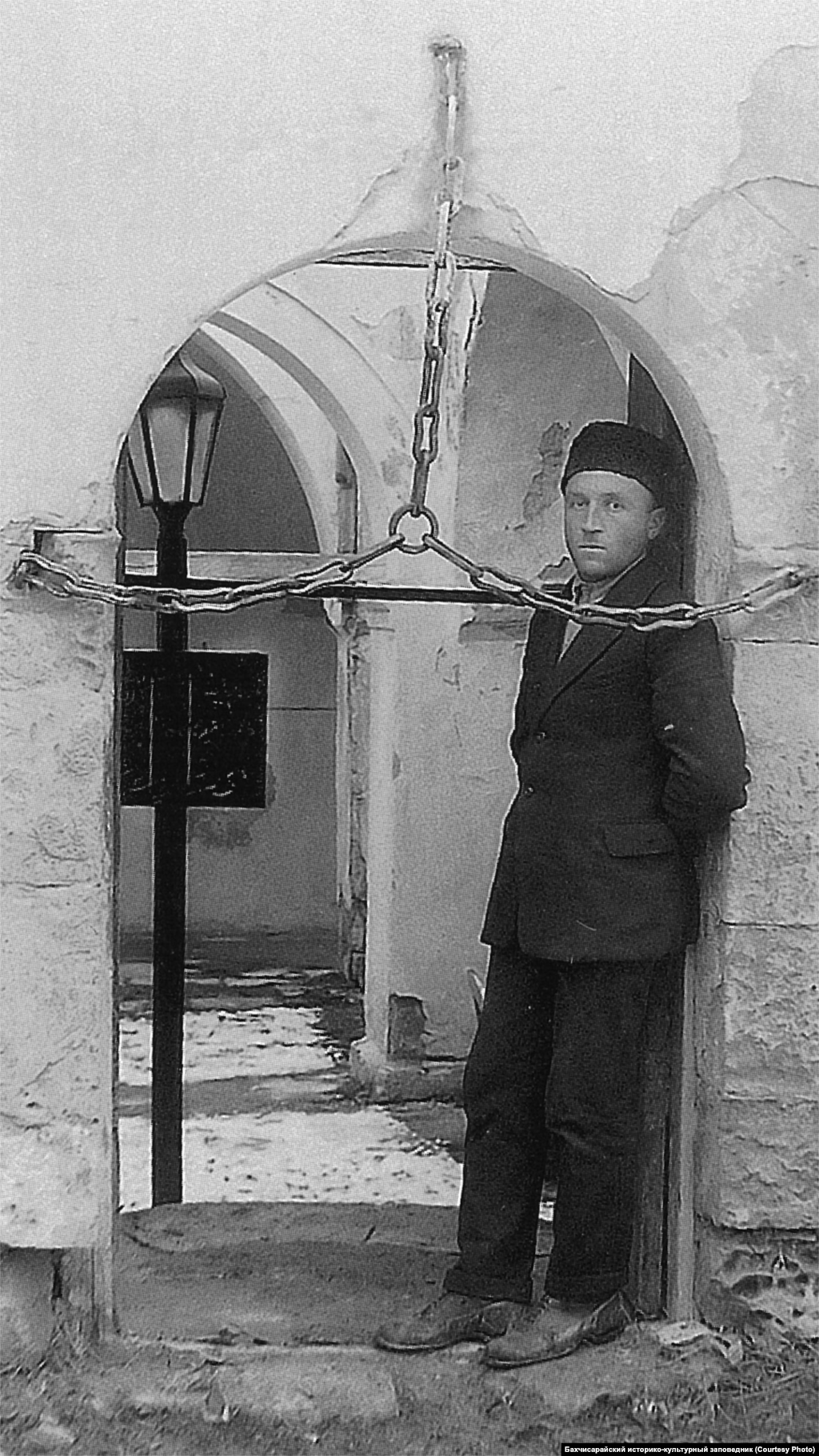 Вхід до Зинджирли-медресе. Салачик, 1920-ті. Одне з перших і найбільш великих медресе &ndash; мусульманських вищих шкіл &ndash; побудували в Солхаті ще в XIV столітті, але воно не дожило до наших днів. Найвідомішим і єдиним уцілілим в Криму було відкрите в 1500 році Зинджирли-медресе. У 1917 році на його базі відкрили педагогічний інститут