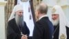 Poglavar Srpske pravoslavne crkve Porfirije (levo), predsednik Rusije Vladimir Putin i prvi čovek Ruske pravoslavne crkve Kiril tokom susreta u Moskvi 22. aprila 2025.
