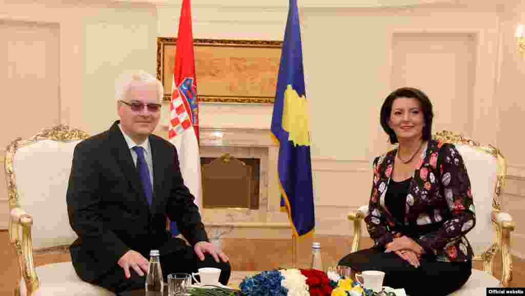 Hrvatski predsjednik Ivo Josipović sa predsjednicom Kosova Atifete Jahjaga, Priština, 6. septembar 2013.