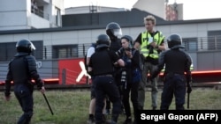 За час протестів у Білорусі були побиті і затримані десятки журналістів – як білоруських, так і іноземних. Повідомляють, що силовики забирають у журналістів посвідчення і акредитацію, а також вилучають картки пам'яті з техніки