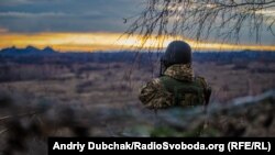 Украинский военный наблюдает за позицией боевиков на терриконе. Золотое, 13 декабря 2017 года