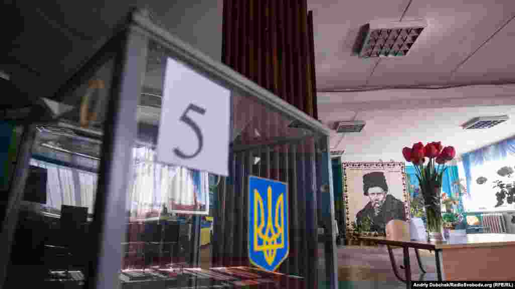 До селищної ради Гранітного також належить невелике село Старомар'ївка, яке перебуває під контролем бойовиків угруповання «ДНР». Тамтешні жителі, попри ризик небезпеки, все одно переходять «неофіційними» стежками між населеними пунктами. За словами місцевих, вони навіть брали участь у голосуванні в першому турі, адже належать до гранітненської виборчої дільниці. До війни у Старомар'ївці проживало понад 300 осіб, зараз – близько 80