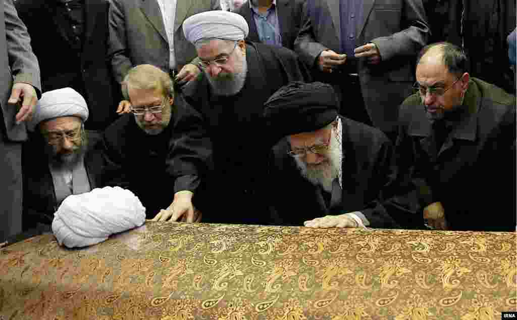 آیت‌الله علی خامنه‌ای بر پیکر آیت‌الله هاشمی رفسنجانی نماز خواند. در تصویر به همراه او، وحید حقانیان از مسئولان دفتر آقای خامنه‌ای، و روسای سه قوه مجریه، مقننه و قضاییه دیده می‌شوند.