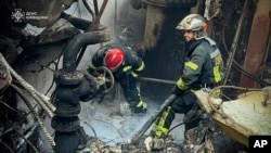 Рятувальники гасять пожежу після атаки РФ на Трипільську ТЕС в Українці Київської області, Україна, 11 квітня 2024 року