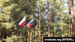 Сьцягі Польшчы і Расеі ў Катынскім лесе