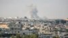 Fotografie realizată în Khan Yunis care arată fumul lăsat de loviturile israeliene în Rafah, în sudul Fâșiei Gaza. 24 iulie 2024,