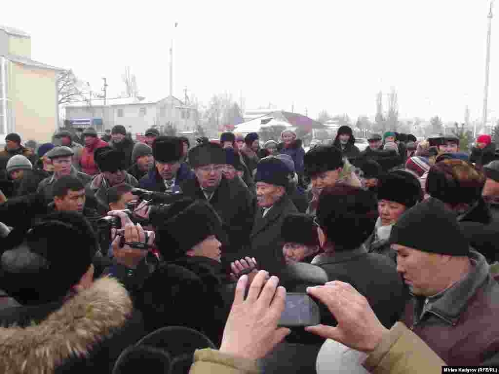 Буга чейин Нарын эли өкмөттүн бийик тоолуу жана алыскы аймактарга каралган жеңилдиктерди алып салуу демилгесине каршы 27-январга митинг белгилешкен. 