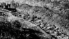 Фотографія 1944 року. На ній частина Бабиного Яру на околиці Києва, в якій виявили тисячі тіл цивільних осіб, убитих нацистами. У 1941–1943 роках у Бабиному Яру були розстріляні, за різними даними, від 70 до 200 тисяч осіб