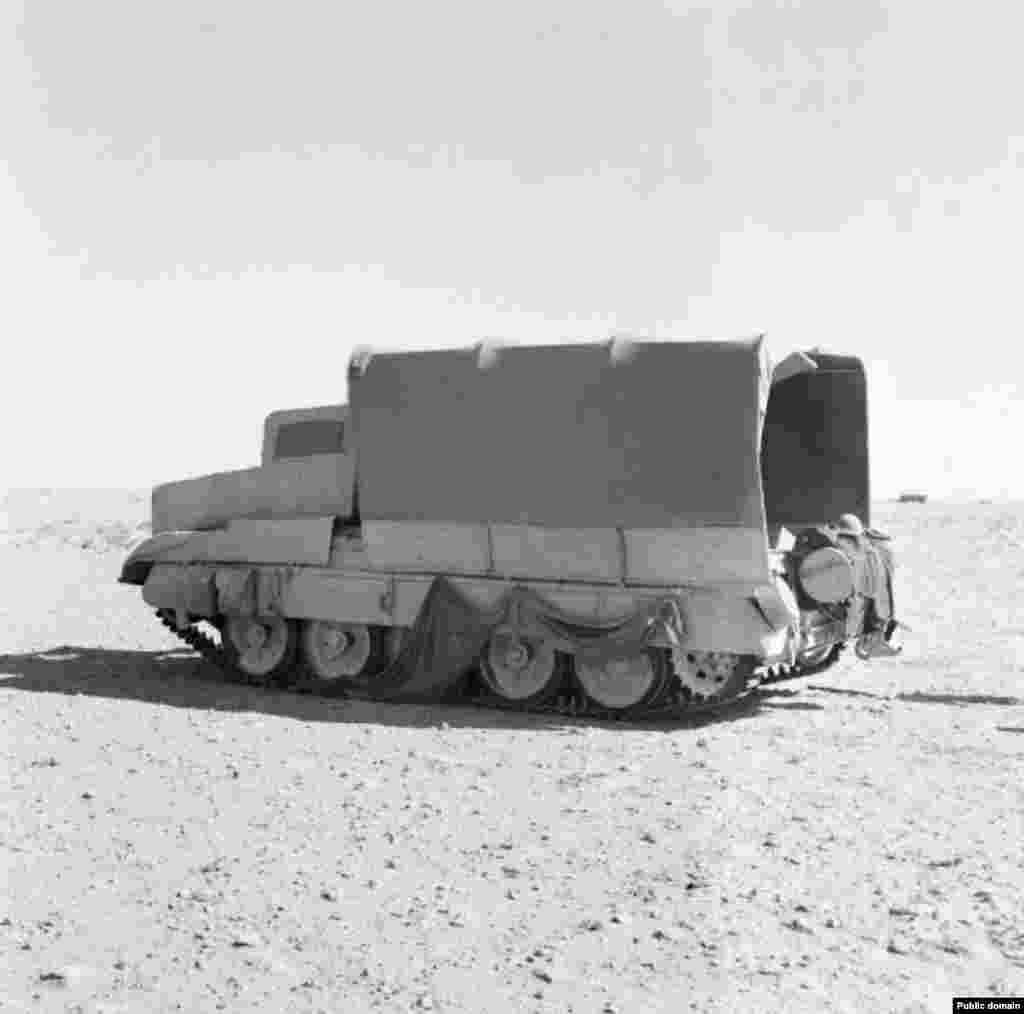 Британский танк, замаскированный под грузовик. Осенью 1942 года британские войска разместили макеты танков на южном фланге и настоящие танки, замаскированные под грузовики, – на северном. 