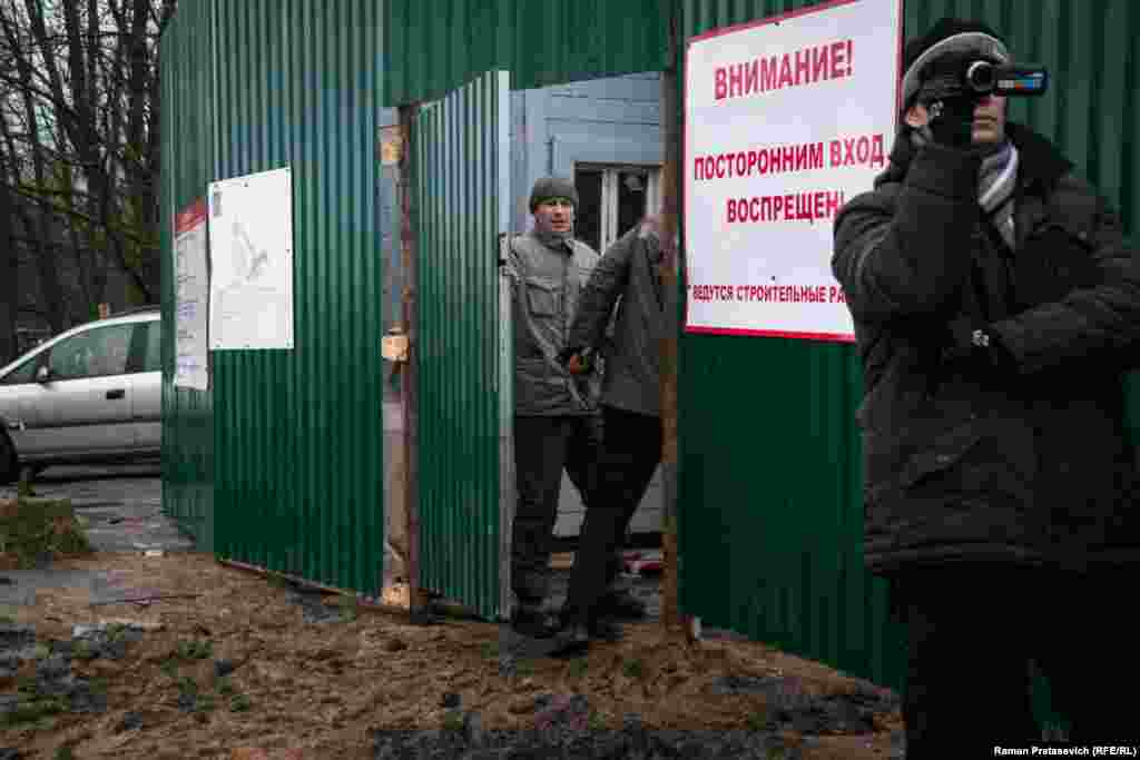 Чацьвёрты дзень. Міліцыянты ў "цывільным" і будаўнікі пільна сочаць за абаронцамі. 