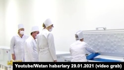 Türkmen saglyk işgärleri Russiýanyň COVID-19 keseline garşy "Sputnik V" sanjymyna seredýär. Türkmenistanyň döwlet telewideniýesiniň “Altyn Asyr” telekanalynyň görkezen pursady. 2021-nji ýylyň 29-njy ýanwary