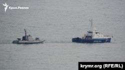 Українські військові катери виводять з акваторії «Генмола» в Керчі, 17 листопада 2019 року