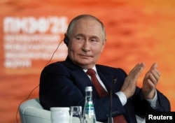 Президент Росії Володимир Путін під час пленарного засідання Санкт-Петербурзького міжнародного економічного форуму, 20 червня 2025 року