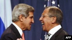Госсекретарь США Джон Керри (слева) и министр иностранных дел России Сергей Лавров по окончании пресс-конференции в Женеве, 14 сентября 2013 года.