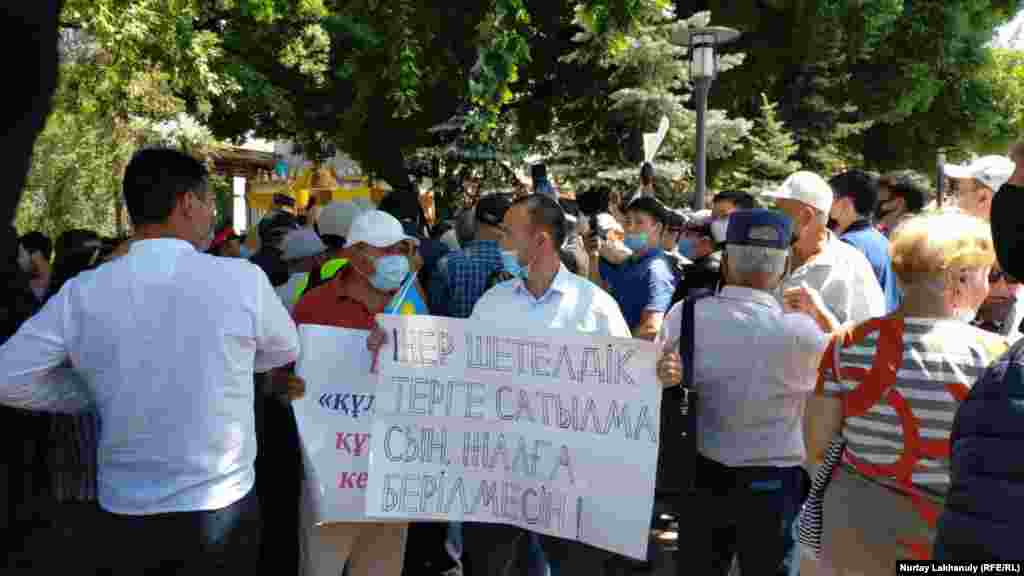 Алматыда митингіге келген жұрт. Алматыда полиция, арнайы жасақ наразылық шарасына келгендерді "митинг орнына" жібермей қоршап алды. 