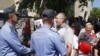 Žurnalist Andrzeý Poçobutonyň tarapdarlary suduň jaýynyň daşynda, Grodno, 14-nji iýun. 